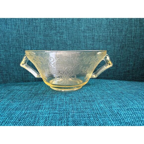 1930s Federal Glass‎ Yellow Depression Glass Tea Trio – "Sharon / Cabbage Rose" - Picture 5 of 7